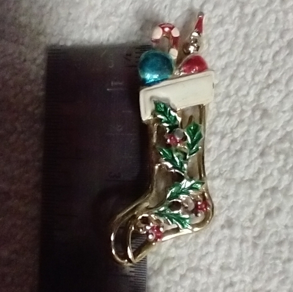 Vintage Jewelry - Goldtone Christmas ⛄ 🎁 stocking brooch christian catholic religious